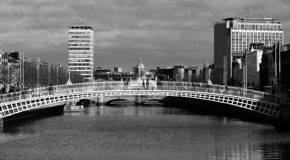 En blanco y negro
 puente horizonte fotografía