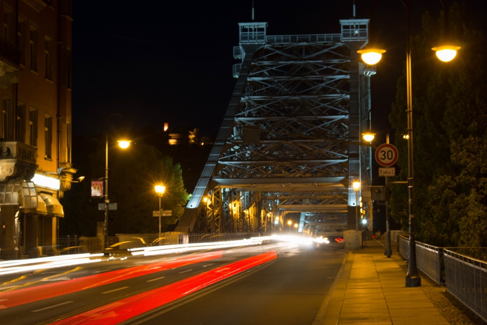 Light road bridge traffic