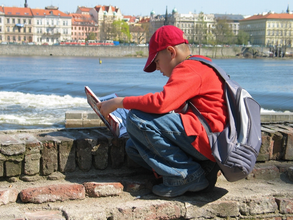 Libro leggere persone zaino