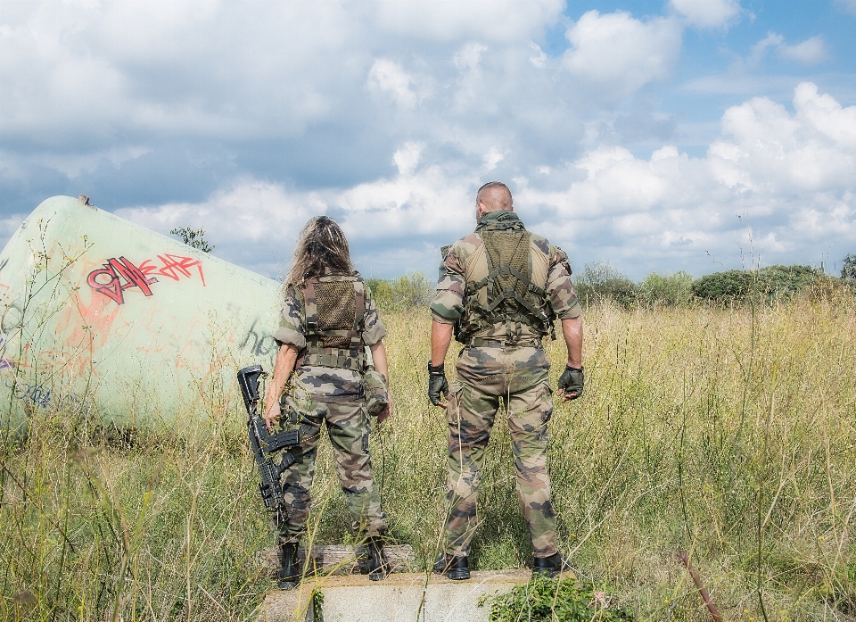 Hombre gente mujer militar