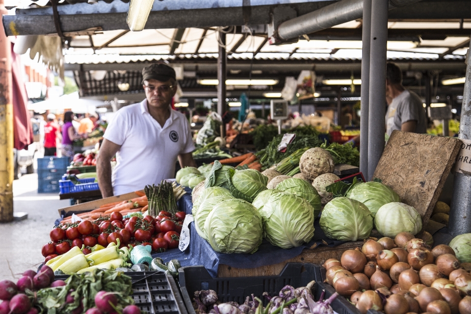 Uomo frutta città negozio