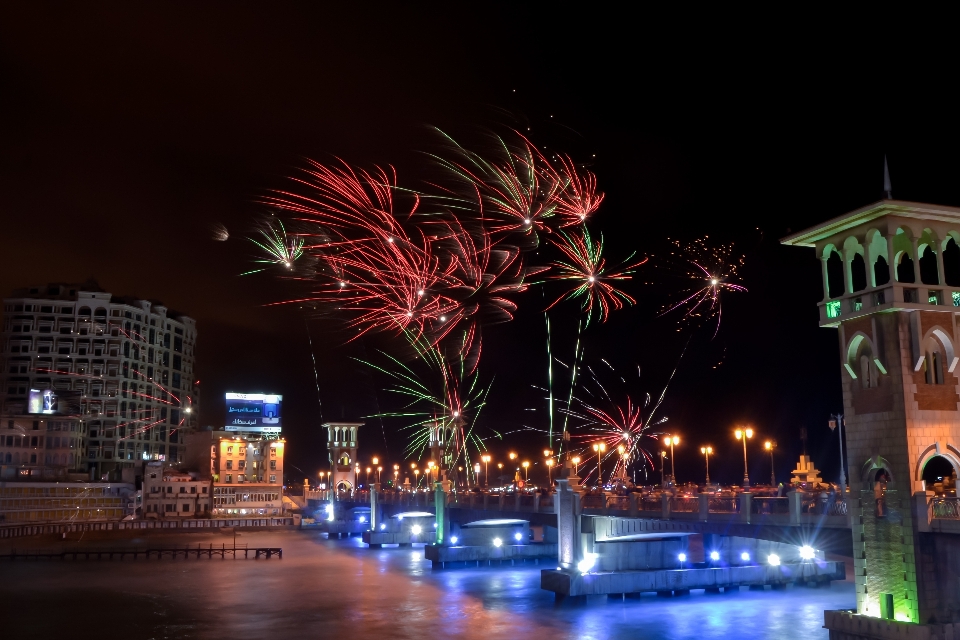 Notte ricreazione fuochi d'artificio egitto