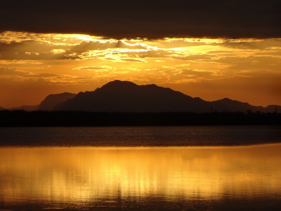 Laut cakrawala gunung awan