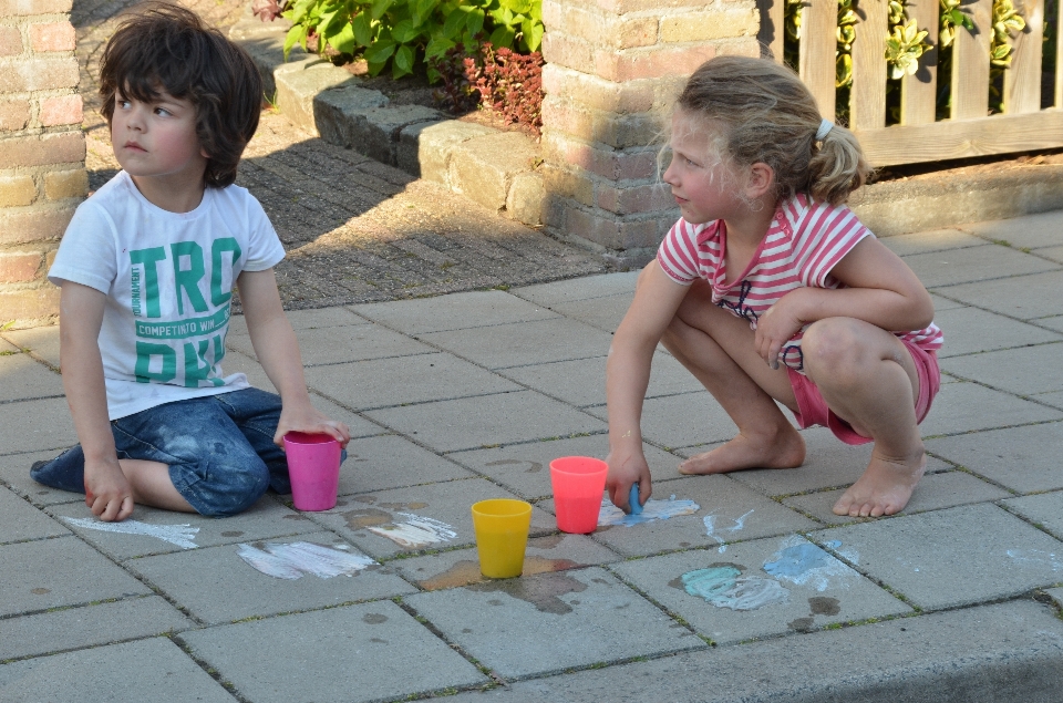 Menschen spielen kind kreide