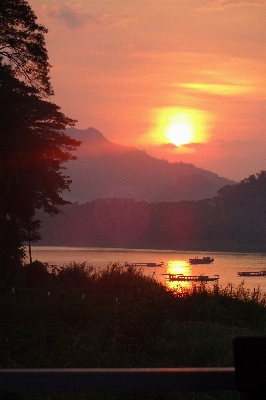 Foto Lanskap laut awan matahari