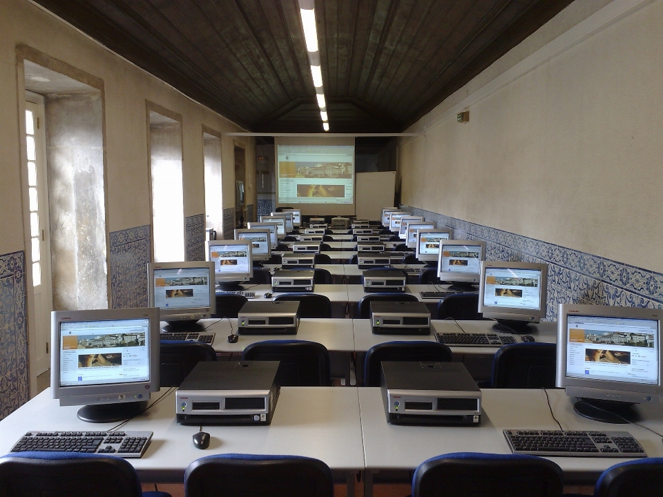 Auditorium
 büro zimmer klassenzimmer