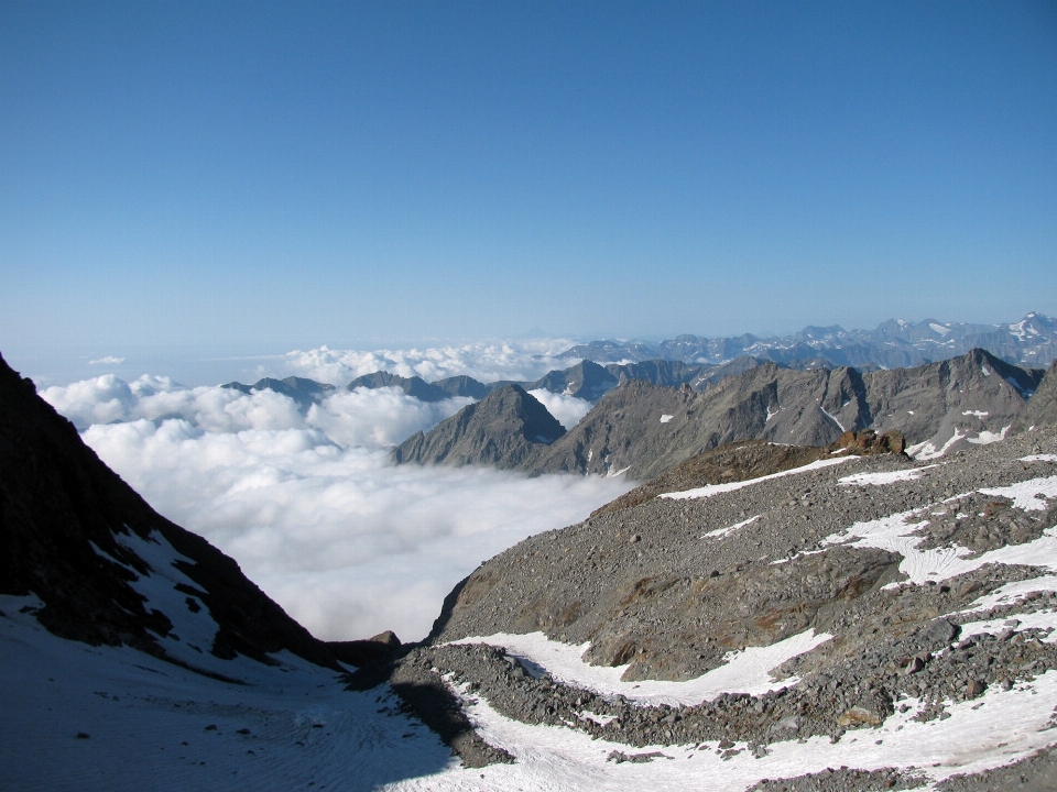 Paesaggio natura montagna nevicare