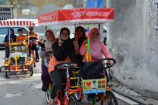 歩行者 自転車 女性 輸送 写真