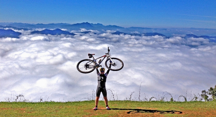 Foto Alam gunung padang rumput
 roda