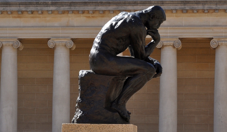 Monumento maschio statua museo