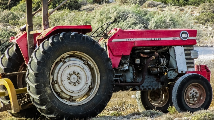 Foto Traktor bidang roda pedesaan