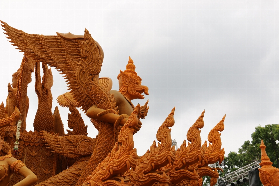 Monumen patung lilin seni