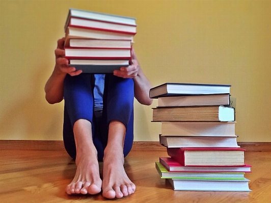 Person reading leg sitting Photo