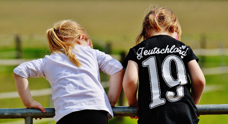 Natur mädchen spielen süss Foto