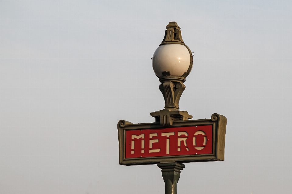 Paris metro iluminação escudo