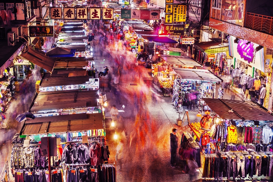 Persone strada città folla