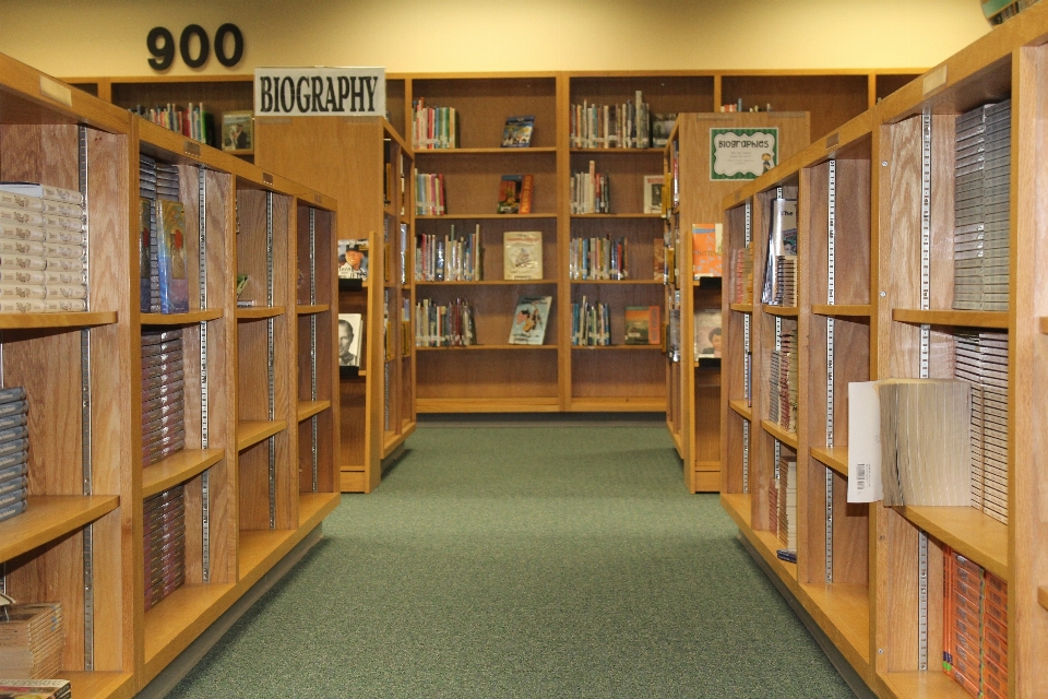 Lire bâtiment en lisant étudiant