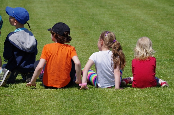 Gras menschen rasen spielen Foto