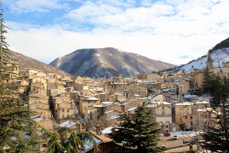 Montaña nieve invierno ciudad