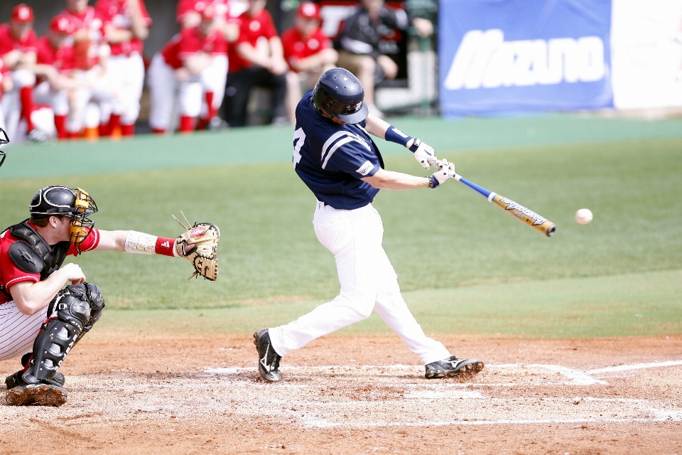 Baseball gra huśtać się gracz