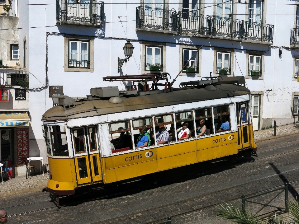 Camino colina tranvía transporte