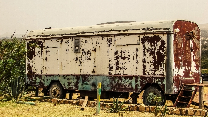 Foto Mengangkut gubuk
 kendaraan ditinggalkan