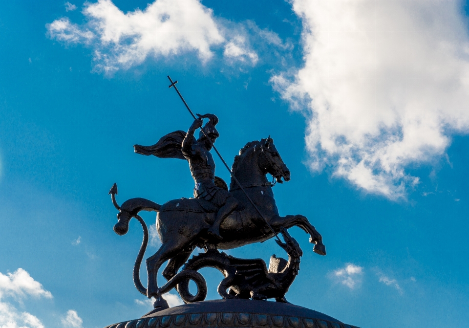 Ciel monument statue bleu