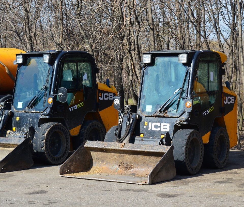 Tractor asphalt transport vehicle