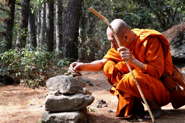 Statue monk religion temple Photo