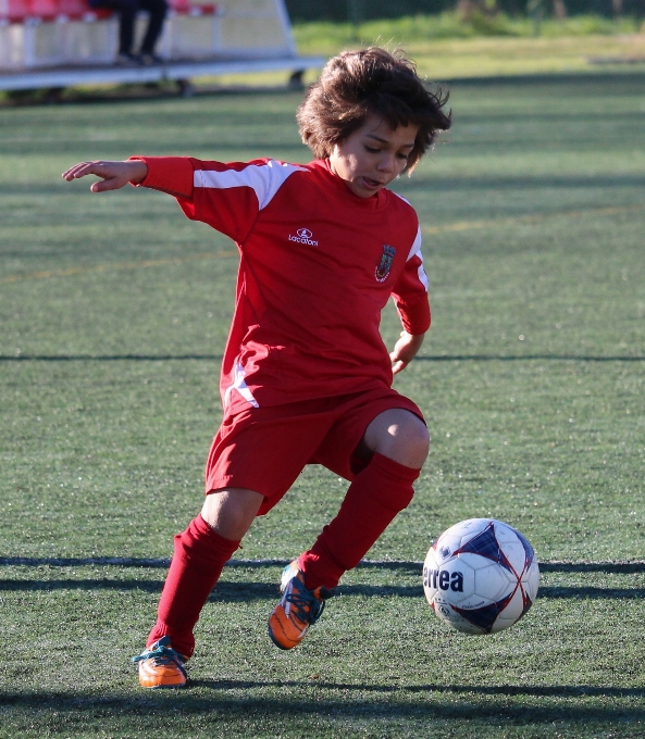 Jouer football enfant joueur