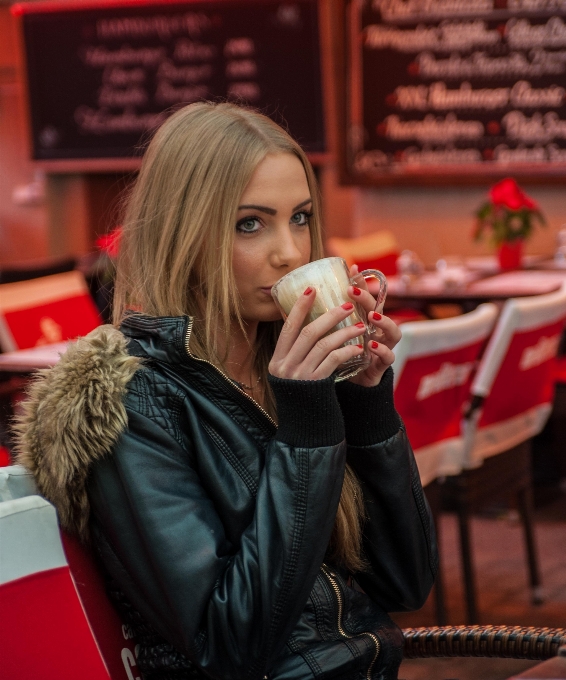 Persona freddo caffè donna