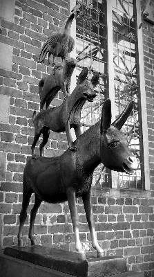 Black and white street monument statue Photo