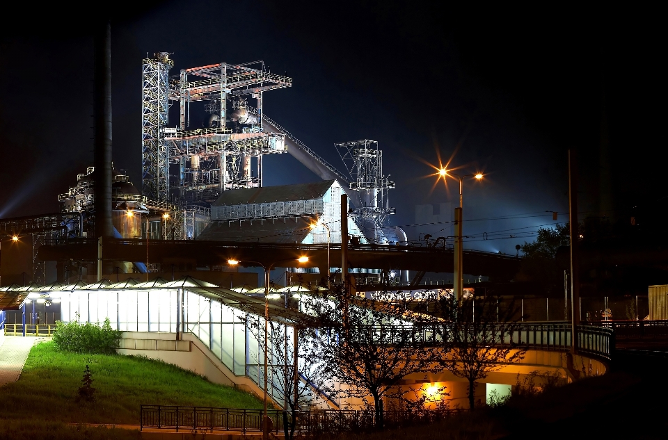 Estrutura noite paisagem urbana aço