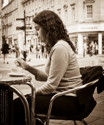 Foto Persona caffè bianco e nero
 ragazza