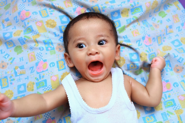 人 遊ぶ 甘い 男の子 写真