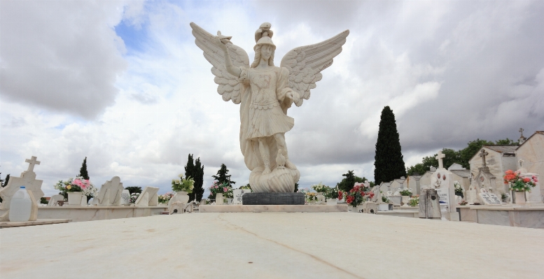 Foto Monumento statua punto di riferimento cimitero