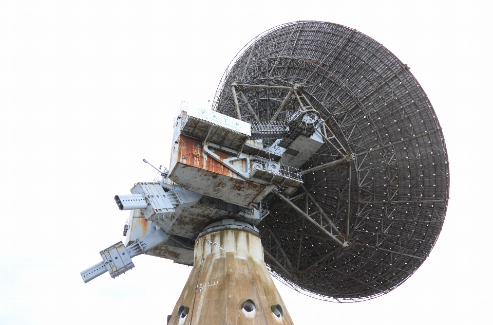 Antenna telescope dish vehicle