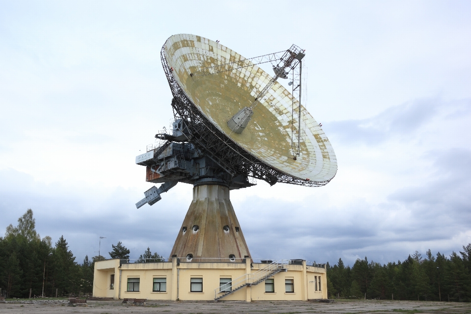 Monumento antena telescopio plato