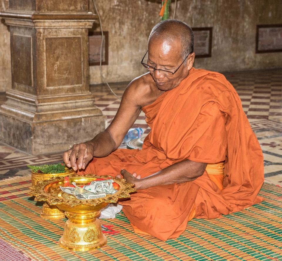 Person statue mönch buddhist