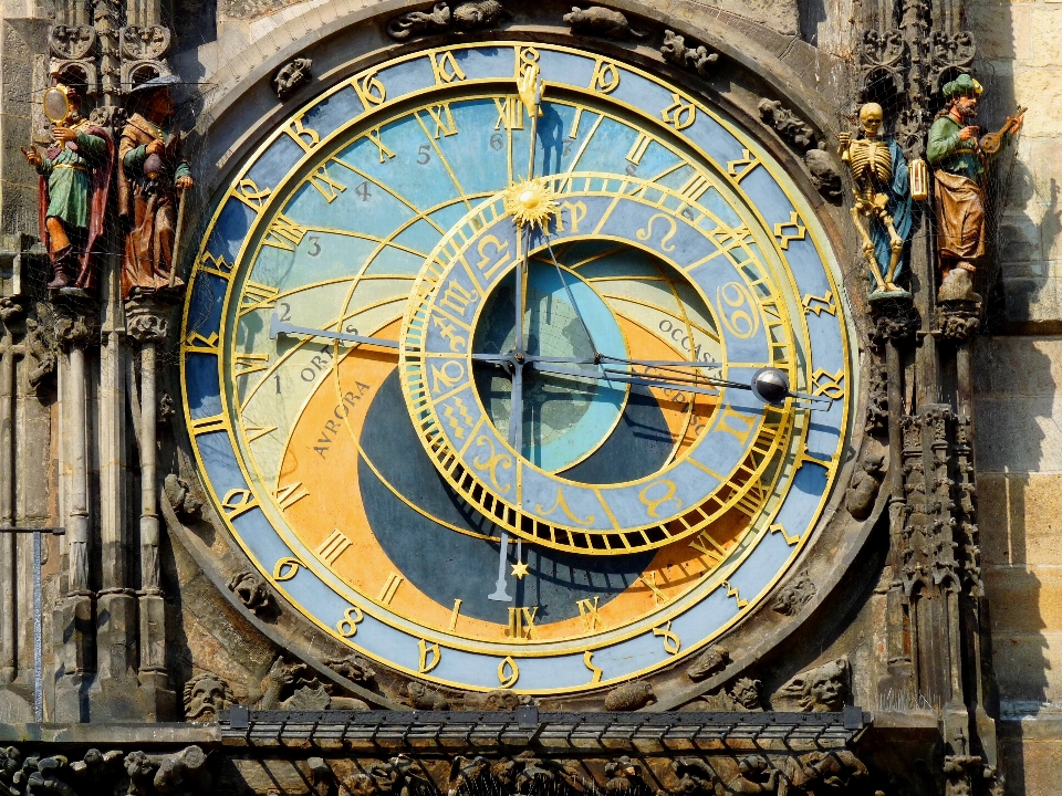 Ventana reloj praga pueblo viejo
