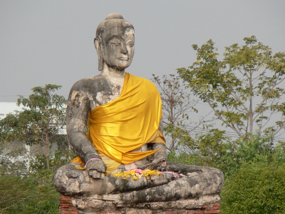 Monumen patung duduk agama budha