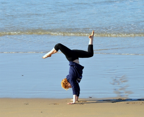 Foto Pantai laut gadis melompat