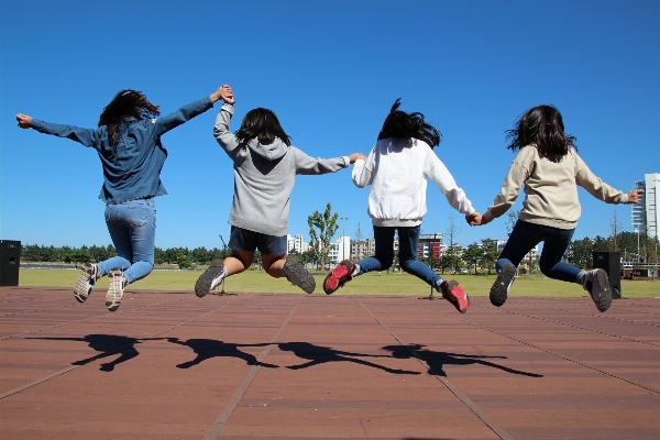 空 女の子 草原
 遊ぶ 写真