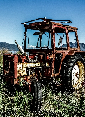 Foto Auto trattore ruota vecchio