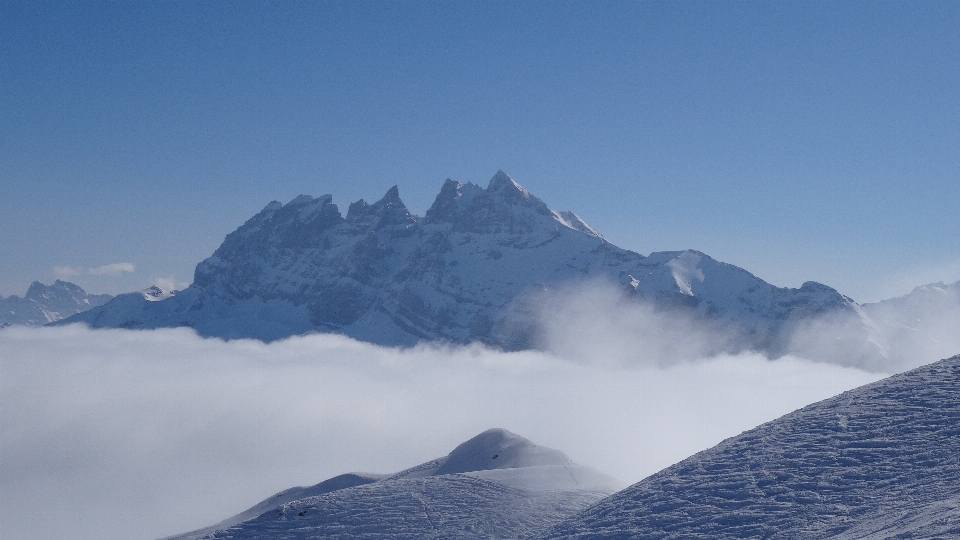 Paesaggio natura montagna nevicare