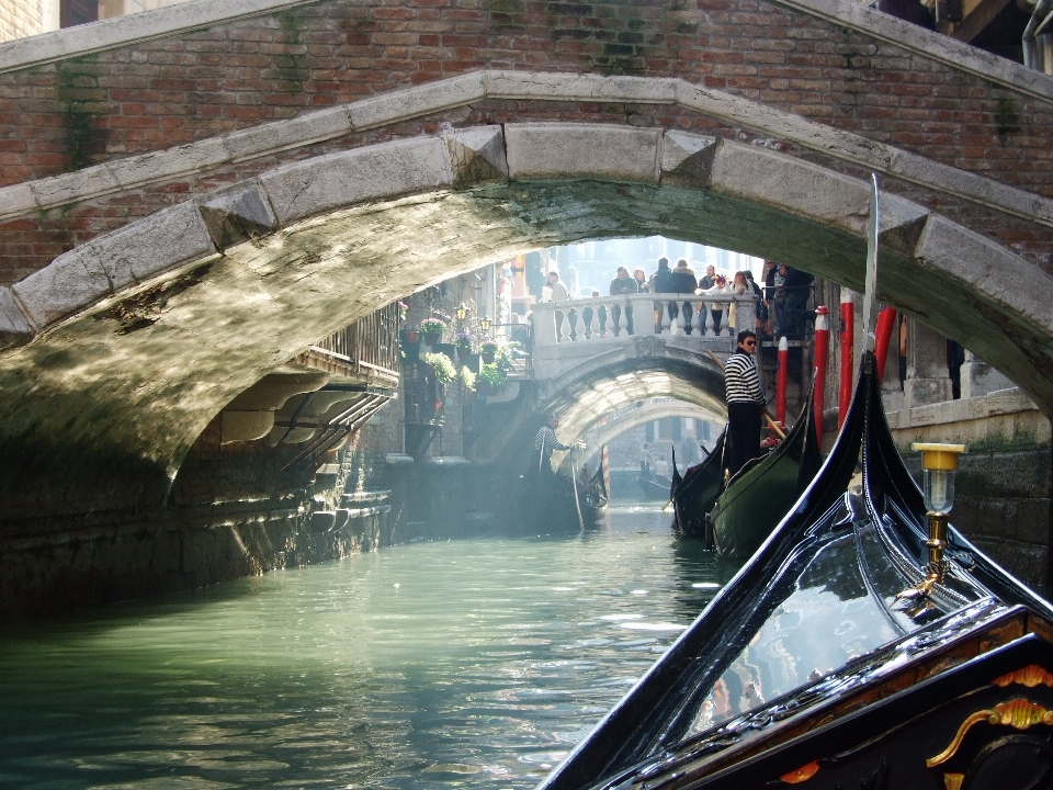 Acqua leggero barca ponte