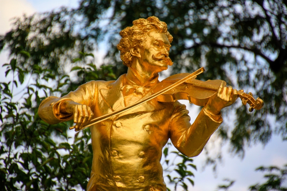 Monument statue violon sculpture