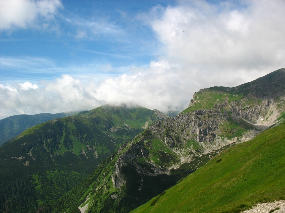 Lanskap alam gunung awan