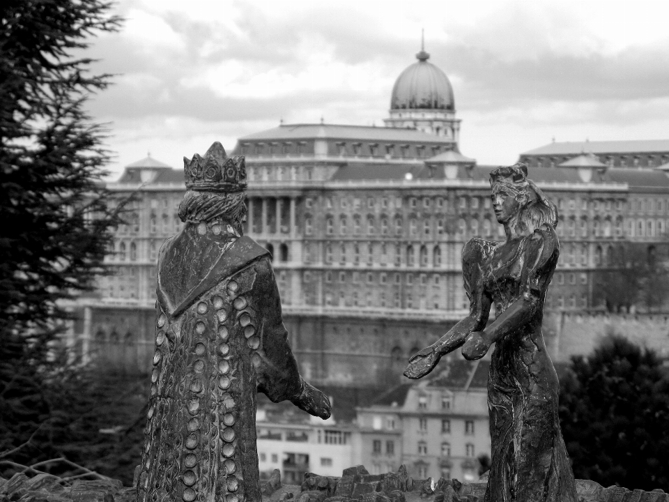 Czarny i biały
 fotografia pomnik statua