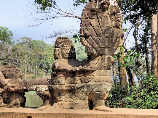 Rock monument statue jungle Photo